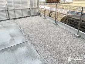 ぬかるみや水たまりを防ぐ砂利敷きの犬走り[施工後]