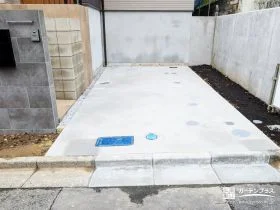 見た目にもすっきりとした印象で使いやすい駐車スペース[施工後]