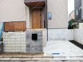 タイルや化粧ブロックが高低差をデザインに変える新築外構