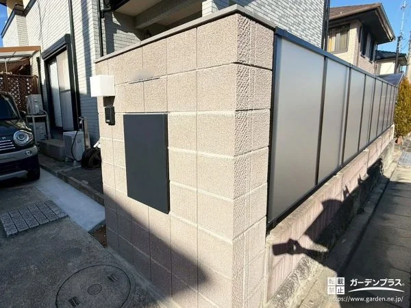 パネルフェンスと門袖を組み合わせて境界を区切ったお庭工事