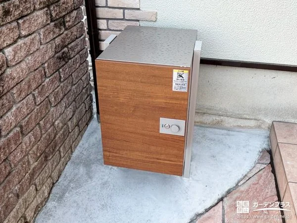新しい宅配ボックス設置と砂利敷きで雑草対策をしたお庭工事