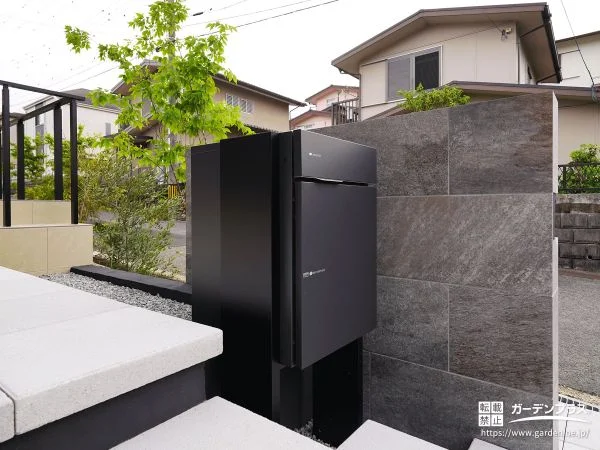 生活感を感じさせない門柱裏の宅配ボックス