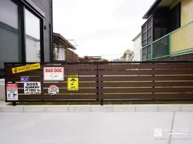 お庭のプライベート空間をつくる木目調の目隠しフェンス