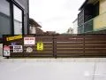 お庭のプライベート空間をつくる木目調の目隠しフェンス