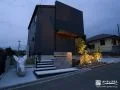 植栽へのアップライトと門灯がおしゃれな外構照明