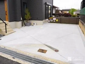 斜めの伸縮目地が広がりを演出する駐車スペース