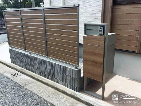 荷物の受け取りが楽になる宅配ボックス付きの木目調機能門柱