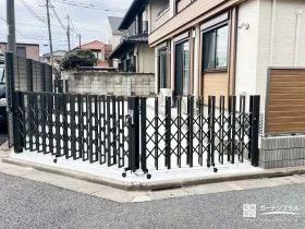 開け閉めしやすく、防犯にも配慮した角地対応の両開き伸縮門扉