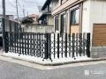 開け閉めしやすく、防犯にも配慮した角地対応の両開き伸縮門扉