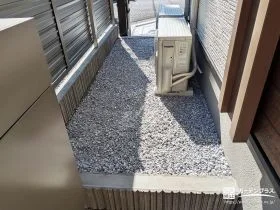 お手入れ負担を軽減する砂利敷きの犬走り