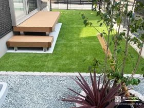 お庭が“いつもの遊び場”になる、人工芝とウッドデッキのある暮らし