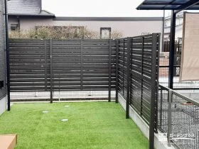 道路からの視線をやさしく遮る、高い目隠しフェンス