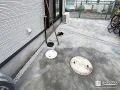 コンクリートで平らに整えたお庭
