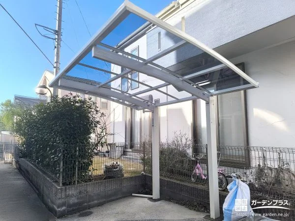 カーブを描く屋根が優しく雨風をカットするサイクルポート工事