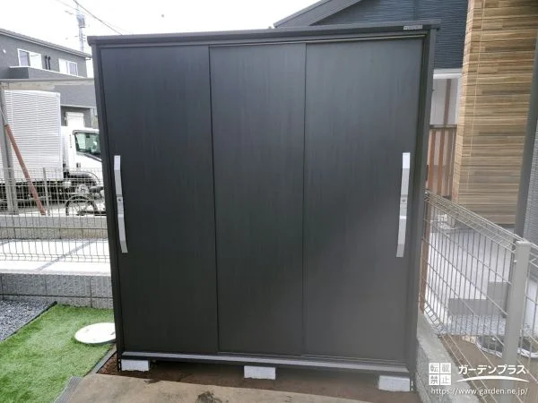 シックなブラックの扉カラーがお庭にマッチした物置の設置工事