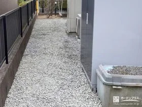犬走りに防草シートと砂利を敷きローメンテナンス化した工事
