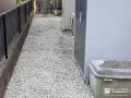 犬走りに防草シートと砂利を敷きローメンテナンス化した工事