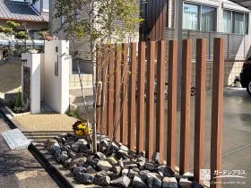 植栽と角柱を組み合わせナチュラルに彩った門周りリフォーム工事