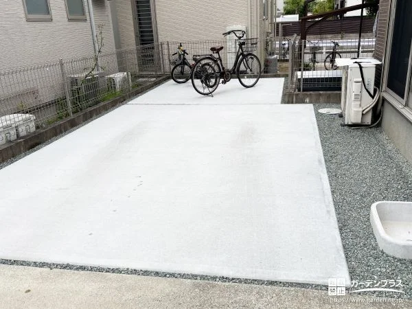 平らな地面でお車の出し入れがスムーズになった駐車スペース工事