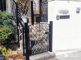 繊細な意匠で玄関前を彩るアイアン調デザインの門扉設置工事
