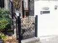 繊細な意匠で玄関前を彩るアイアン調デザインの門扉設置工事