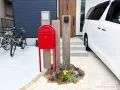 赤いボビポストが迎える、ナチュラルな玄関まわり