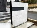 タイルと塗装で仕上げた、白と黒のコントラストが上質な門柱デザイン