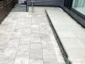 アプローチとつながる、統一感のあるテラス空間