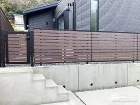 高低差を活かしながら、安心感と上質さを両立したモダン外構