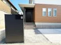 “黒でまとめる”が映える、存在感のある門まわり