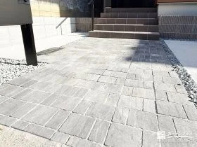 石畳のような表情で、玄関まで心地よくつなぐアプローチ[施工後]