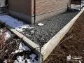 雪解け水も安心の、犬走りの雑草対策