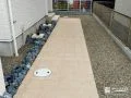 自然石のようなやわらかな表情を演出する照明付きのアプローチ