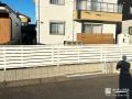 ホワイトカラーが爽やかな道路側の目隠しフェンス