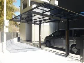 変形地でも車の出し入れがしやすい、2棟のカーポート[施工後]