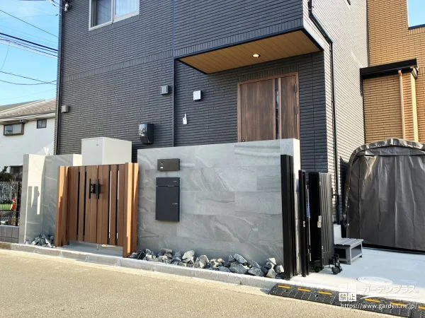 クールな印象の中にも温かみをプラスした門まわり