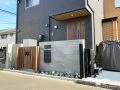 クールな印象の中にも温かみをプラスした門まわり
