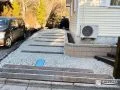景色になじむ枕木材を使用した駐車スペース