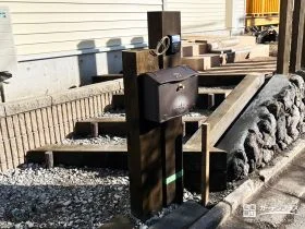 “家の顔”をやさしく彩る、天然木の機能門柱[施工後]