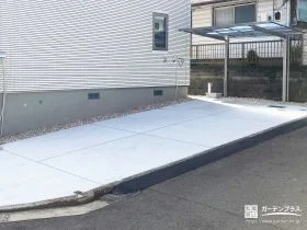 フラット屋根のサイクルポートが映える、使いやすい駐車スペース[施工後]