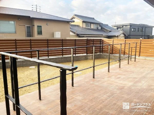 手すり付きタイルデッキで安心して過ごせる、バリアフリーのお庭空間