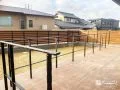手すり付きタイルデッキで安心して過ごせる、バリアフリーのお庭空間