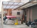 駐車スペースと玄関周りのスペースを広く雨から守る屋根設置工事