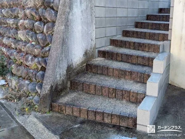 階段脇に土留めを設けすっきりと空間を区切ったリフォーム工事