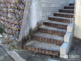階段脇に土留めを設けすっきりと空間を区切ったリフォーム工事