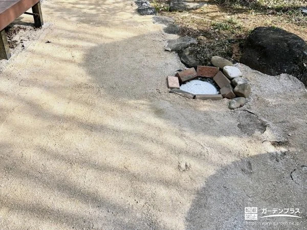 真砂土とセメントを使用してナチュラルに雑草対策をした工事