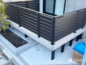 フェンスで囲い視線を気にせずに過ごせる快適なデッキ空間工事