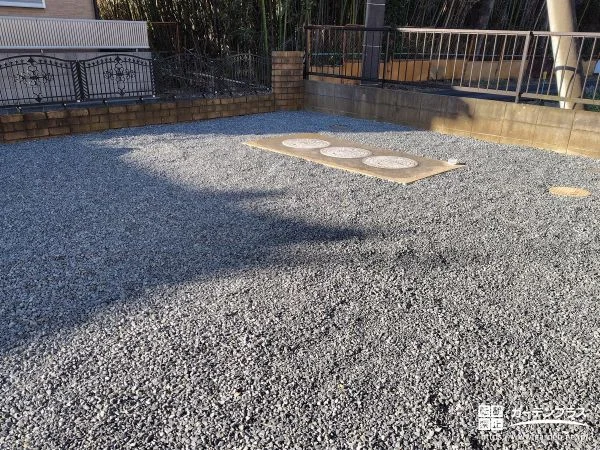水はけがよく雑草の発生も抑制される防草シートと砂利の敷設工事
