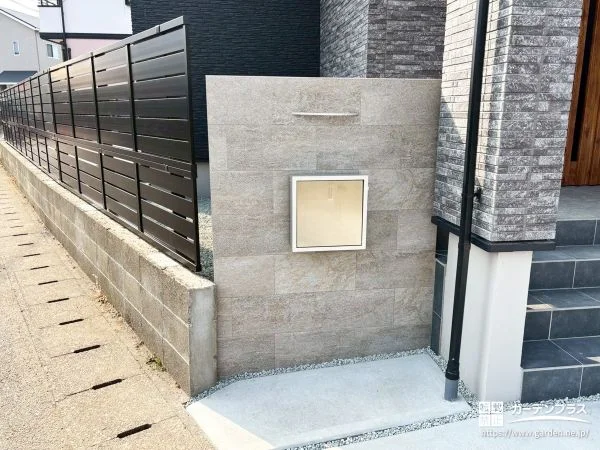 シンプルながら洗練されたタイル門柱
