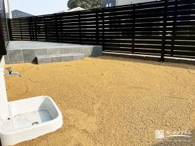 目隠しフェンスと山砂整地で整えた、落ち着きのある主庭空間